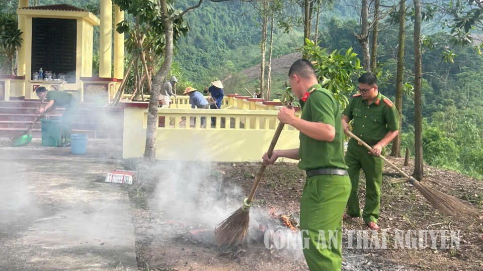 Đoàn viên, thanh niên Công an xã Sảng Mộc xây dựng môi trường xanh, sạch, đẹp.