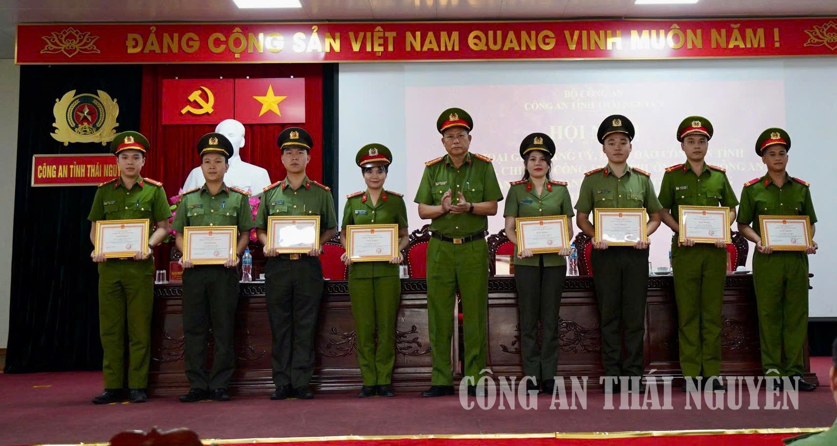 Seeos Thành tặng