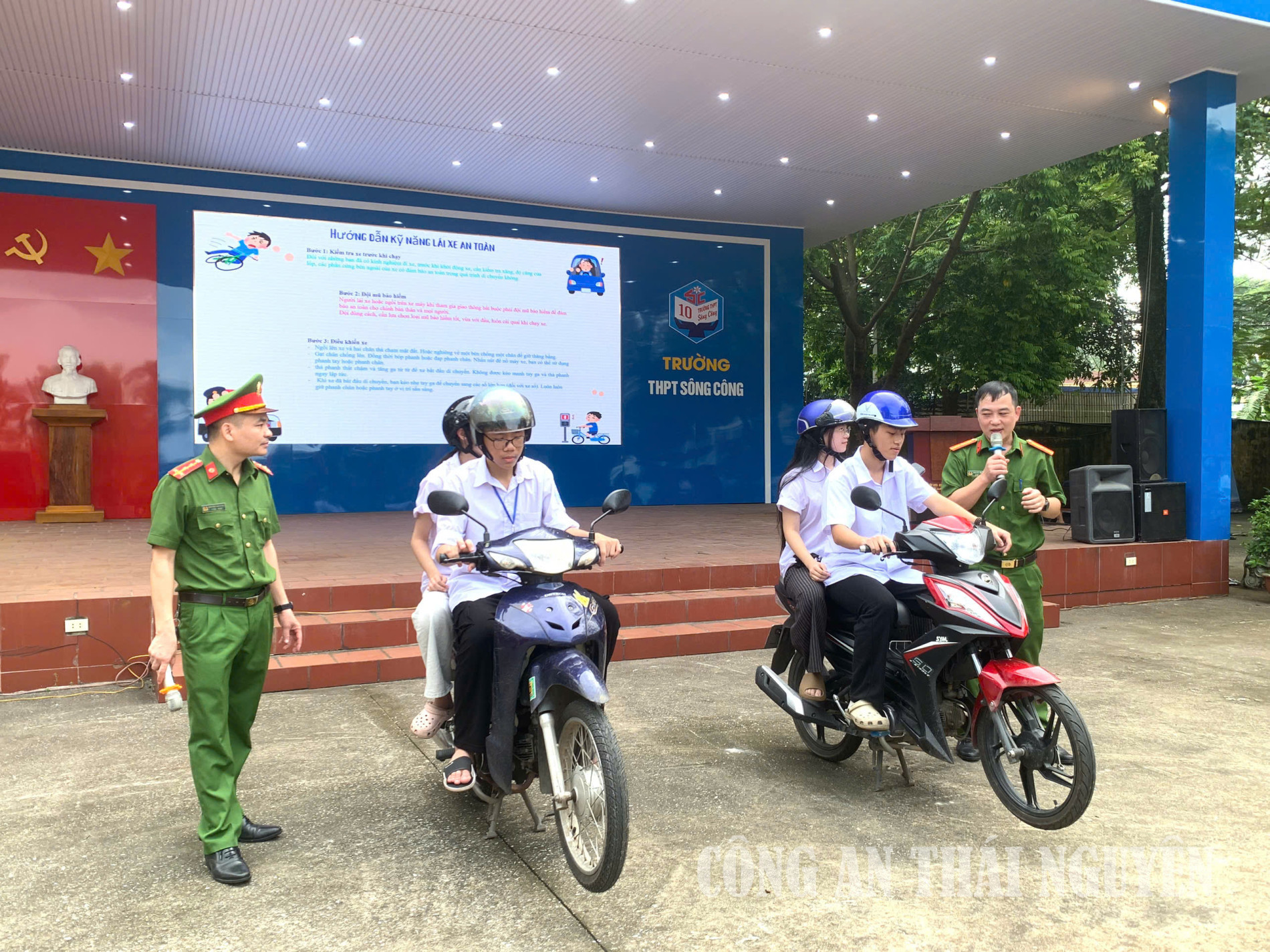 Công an phường Sông Công tuyên truyền, hướng dẫn kỹ năng lái xe mô tô, xe gắn máy an toàn cho học sinh