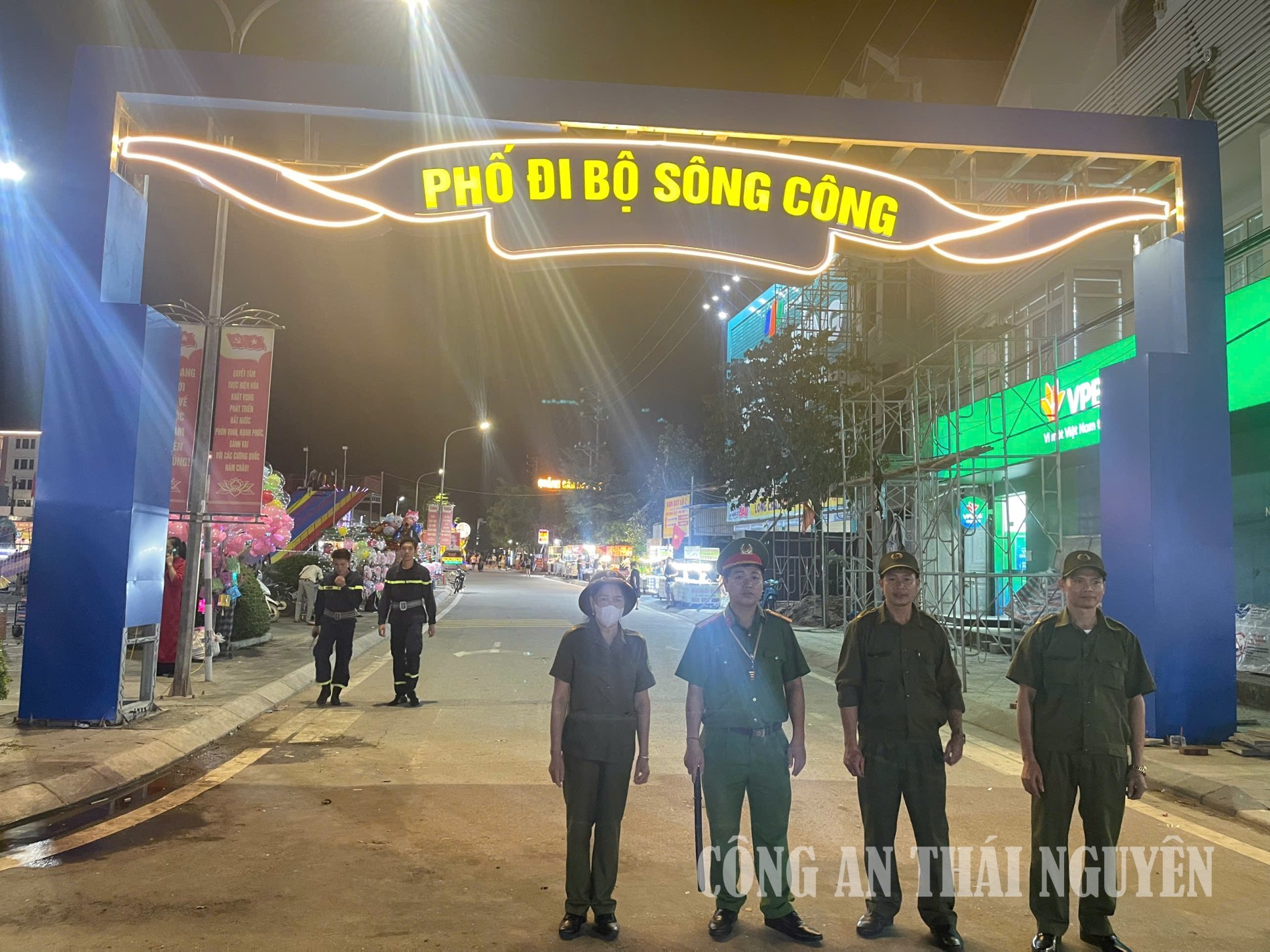 Công an phường bảo đảm an ninh trật tự.