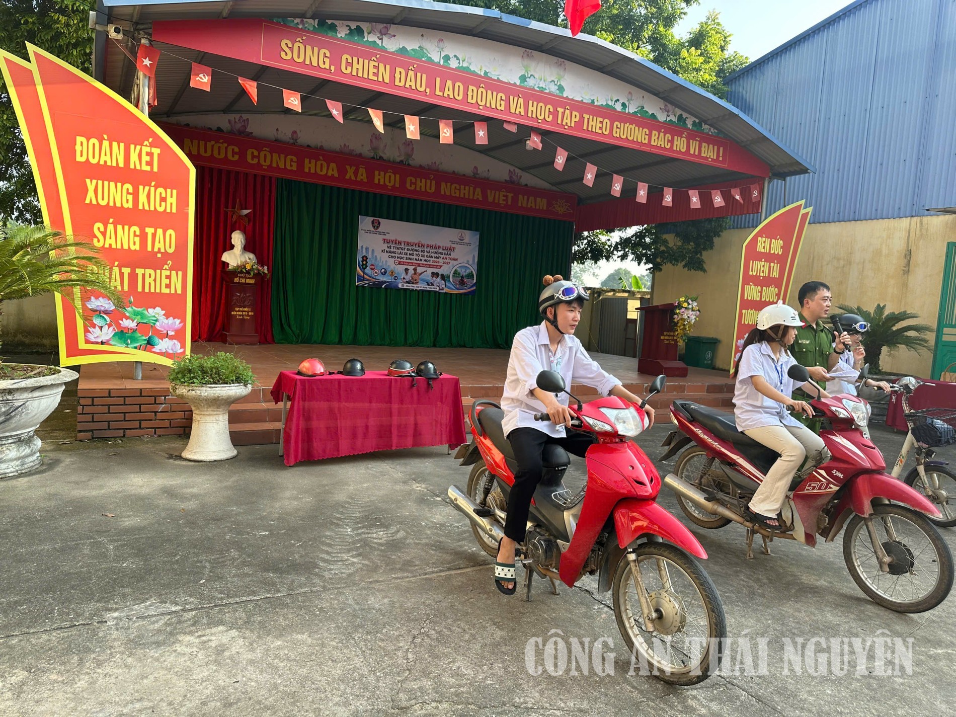 Công an phường tuyên truyền kỹ năng lái xe an toàn cho cán bộ, giáo viên và học viên