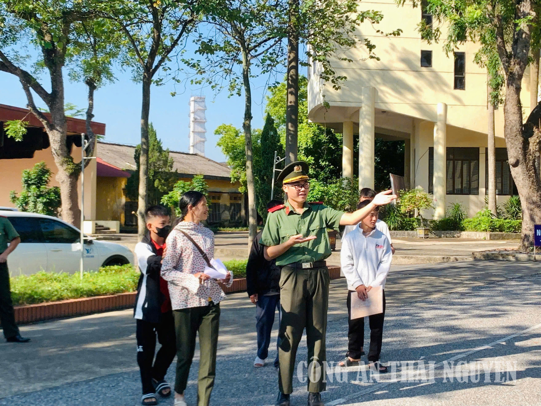 Cán bộ, giáo viên đón tiếp, hướng dẫn phụ huynh và học sinh đến khu vực làm thủ tục nhập học.