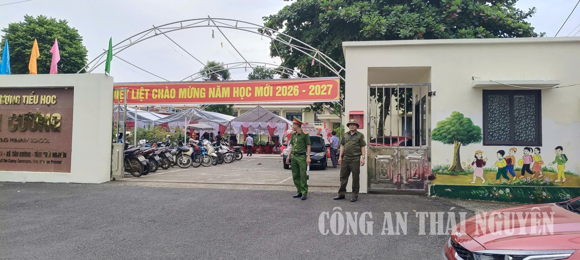 Công an xã Tân Cương bảo đảm an toàn lễ khai giảng.