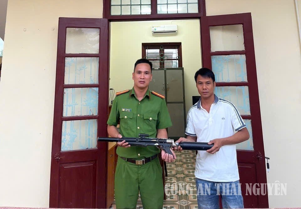Công an xã Tân Cương vận động người dân tự nguyện giao nộp súng nén hơi.