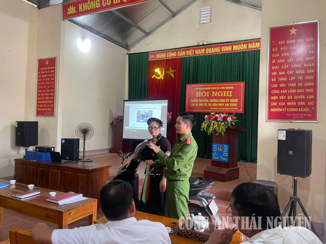 Công an xã Tân Khánh tuyên truyền, hướng dẫn kỹ năng lái xe mô tô, xe gắn máy an toàn.