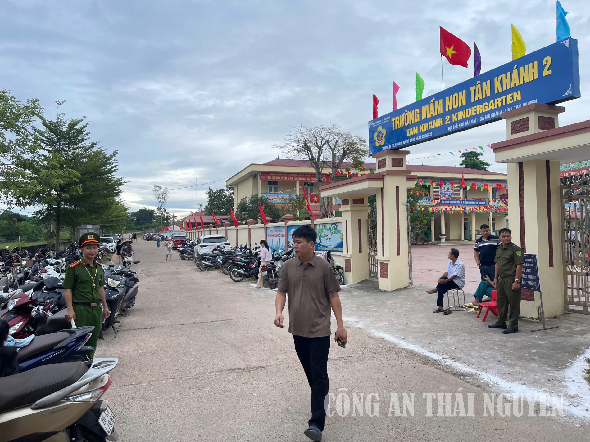 Công an xã Tân Khánh bảo đảm an toàn khu vực tổ chức lễ khai giảng.