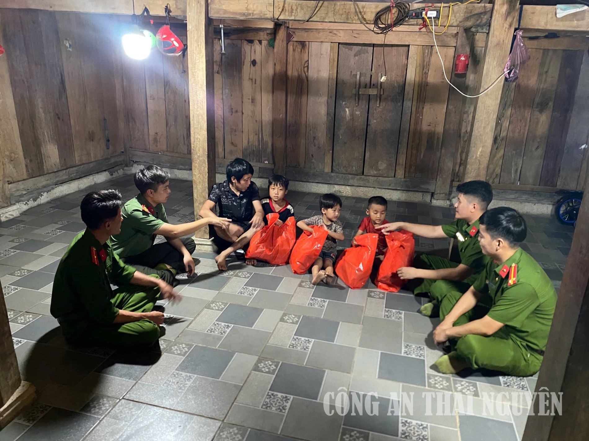 Chi đoàn Công an xã Thần Sa thăm hỏi, tặng quà học sinh có hoàn cảnh khó khăn.