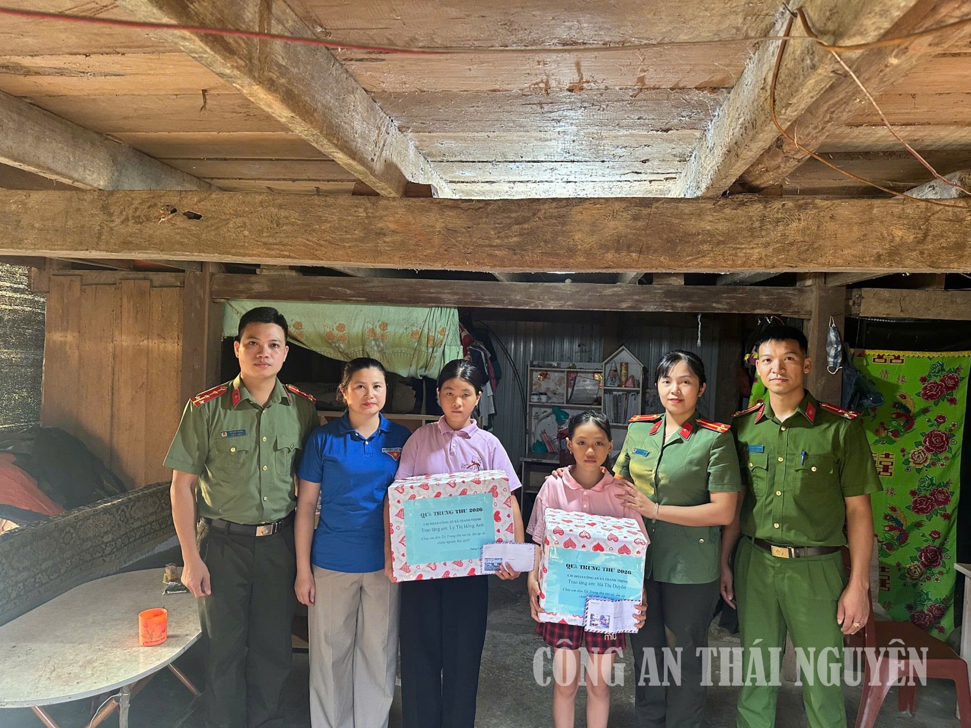 Chi đoàn Công an xã Thanh Thịnh tặng quà học sinh có hoàn cảnh đặc biệt khó khăn.