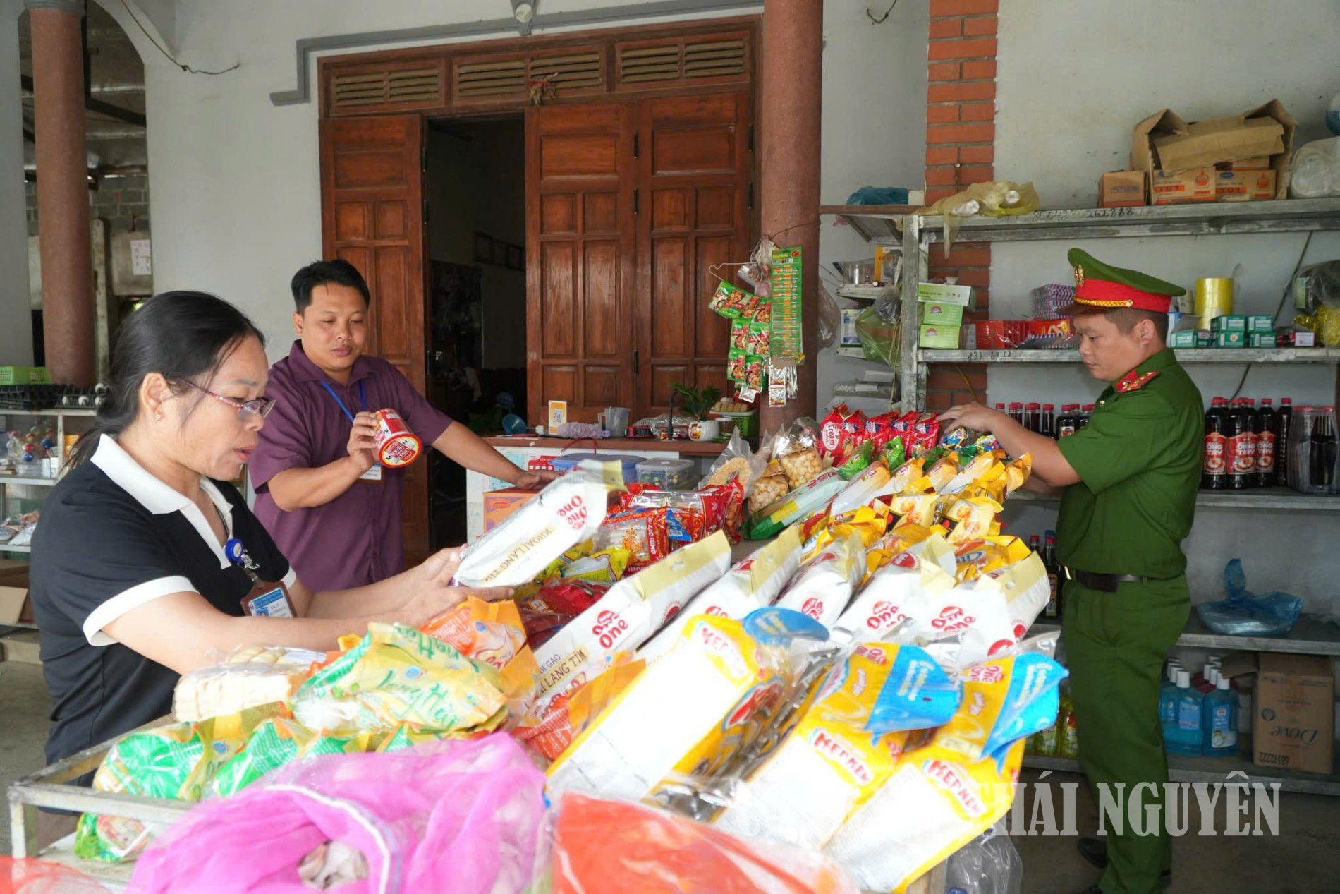 Công an xã Thượng Quan phối hợp kiểm tra an toàn thực phẩm