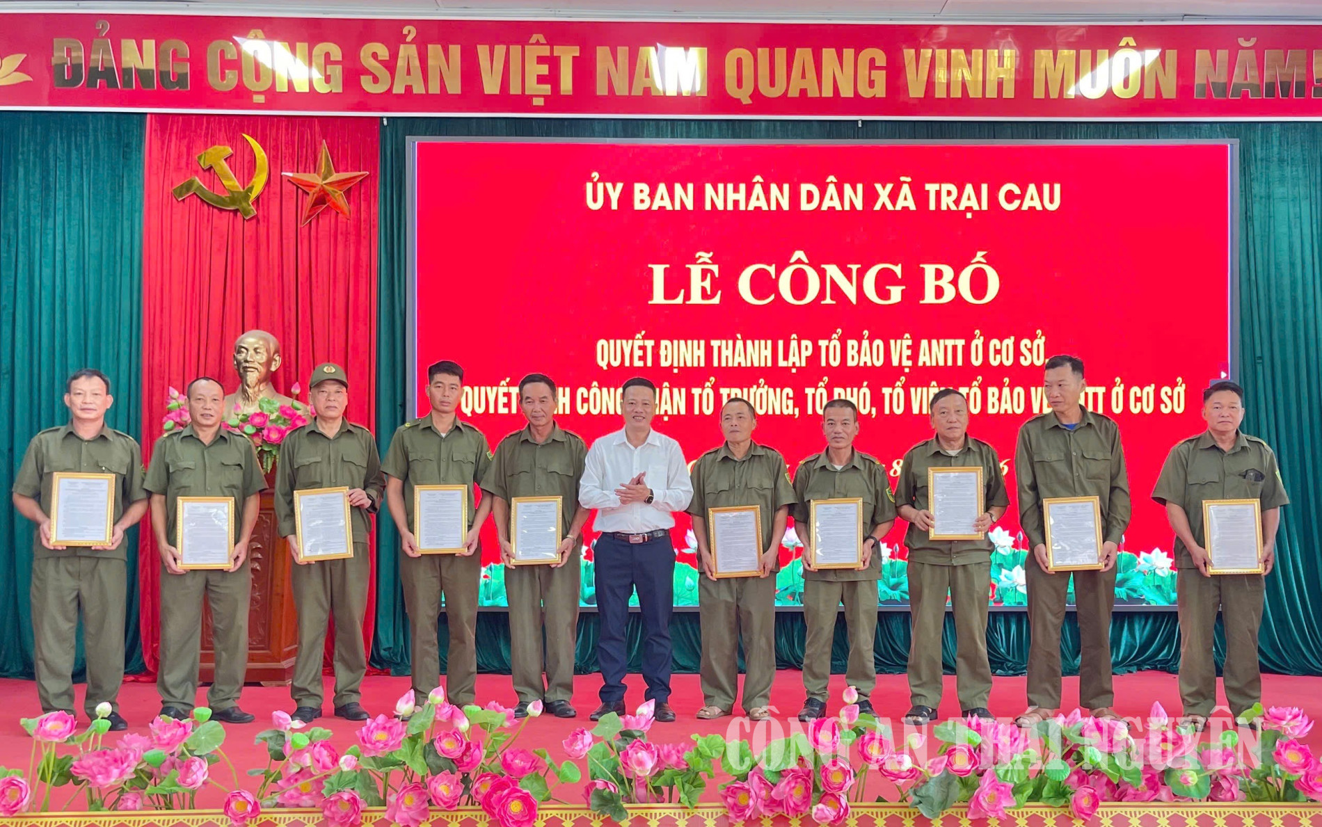 UBND xã công bố quyết định thành lập tổ bảo vệ ANTT ở cơ sở.