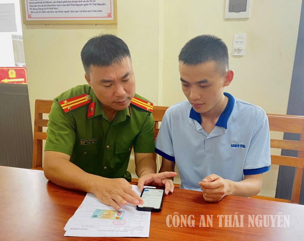 Công an xã Trại Cau hướng dẫn công dân thực hiện dịch vụ công trực tuyến