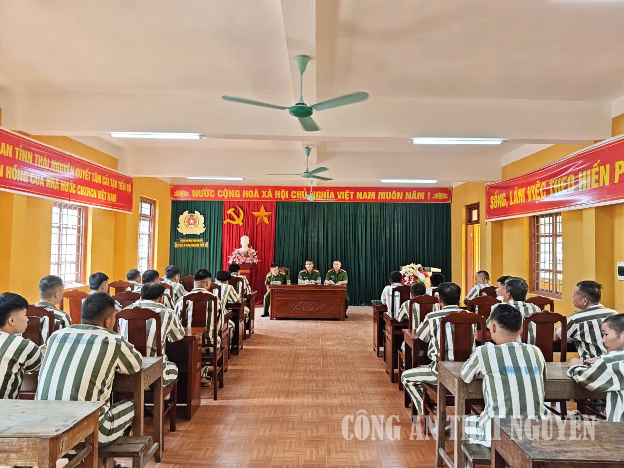 Đối thoại giữa lãnh đạo Trại tạm giam số 2 với phạm nhân.