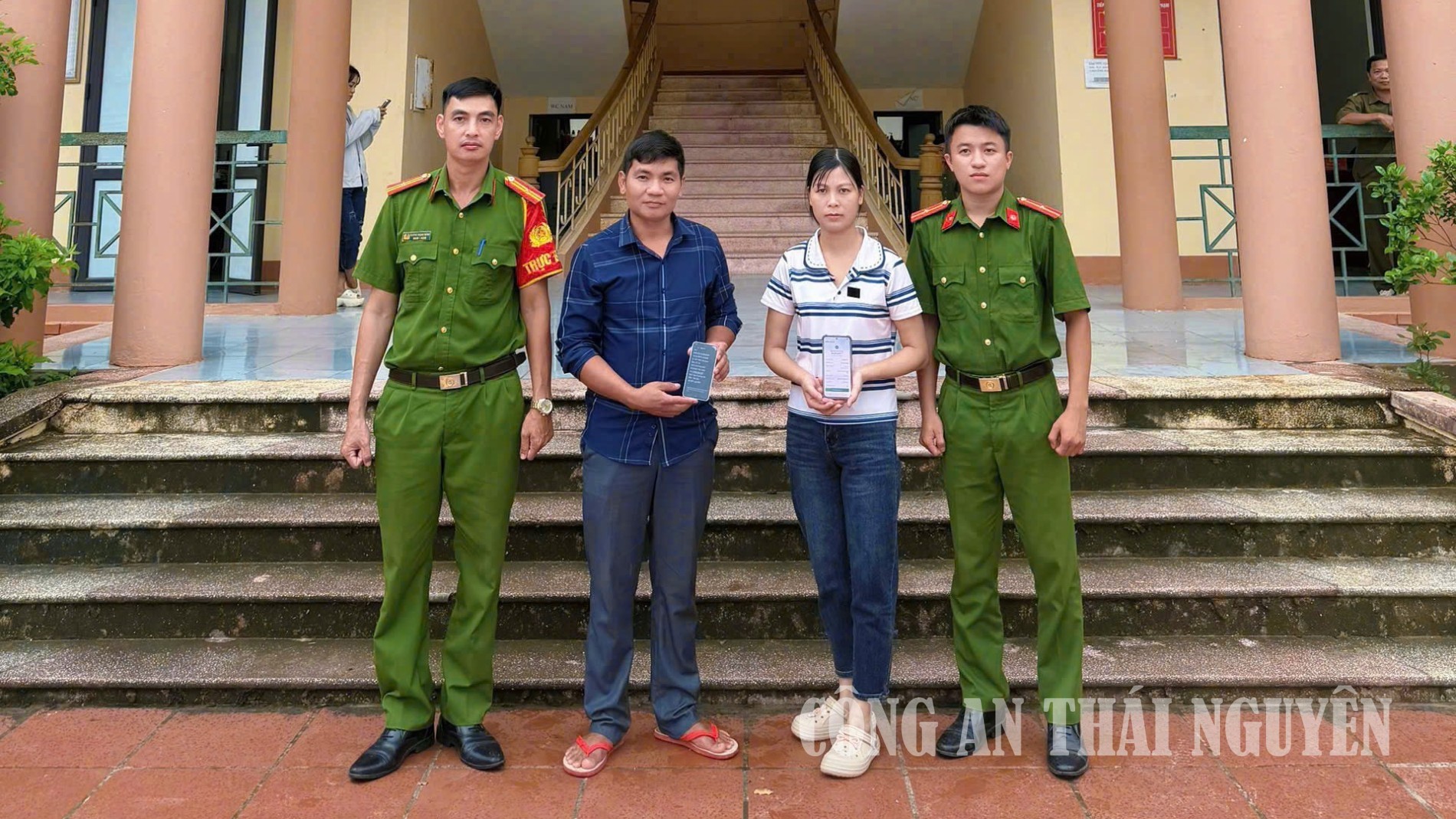 Công an xã Tràng Xá hỗ trợ người chuyển khoản nhầm nhận lại tiền.