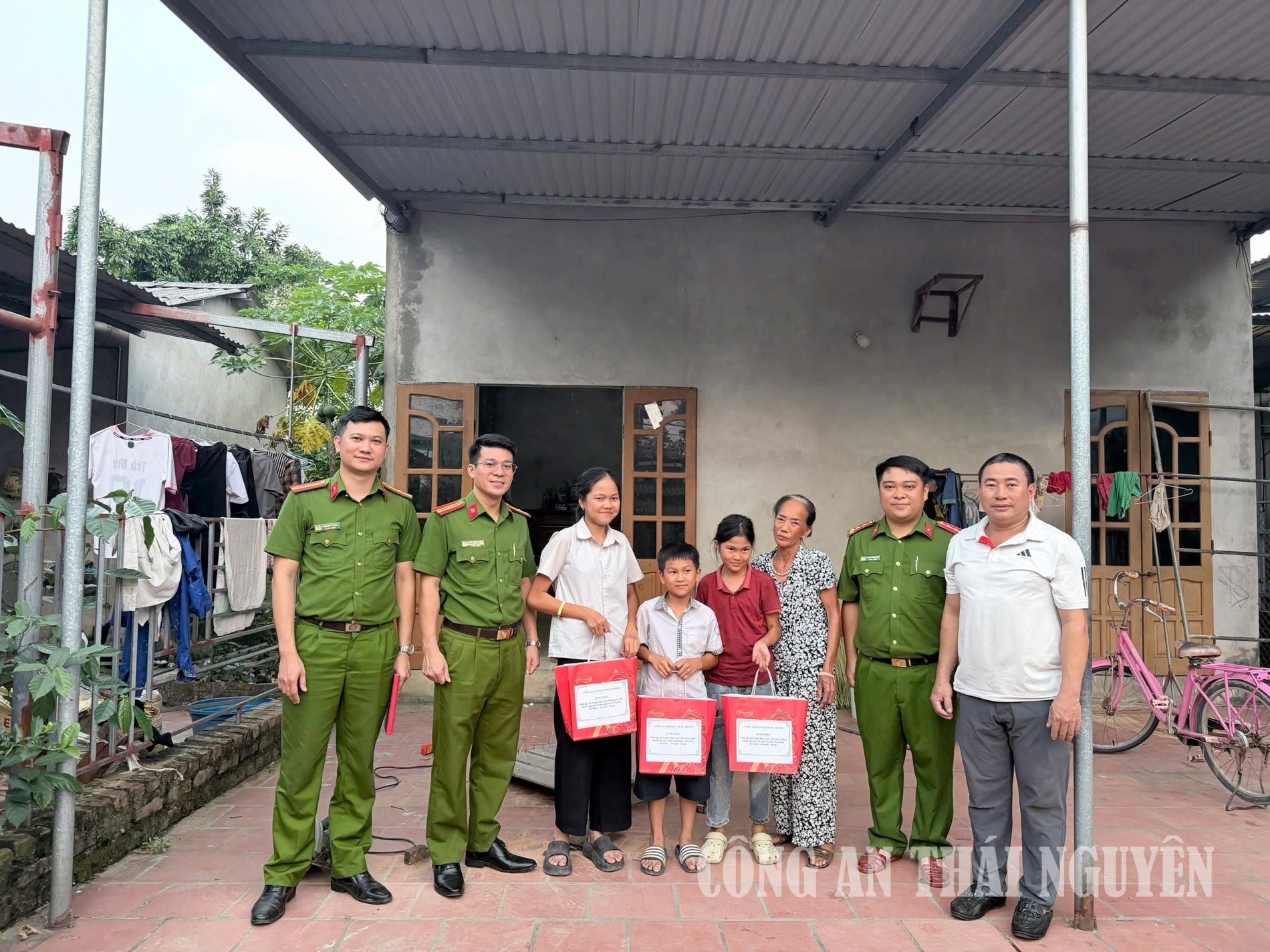 Công an phường đến thăm hỏi, tặng quà cho các gia đình có hoàn cảnh khó khăn.