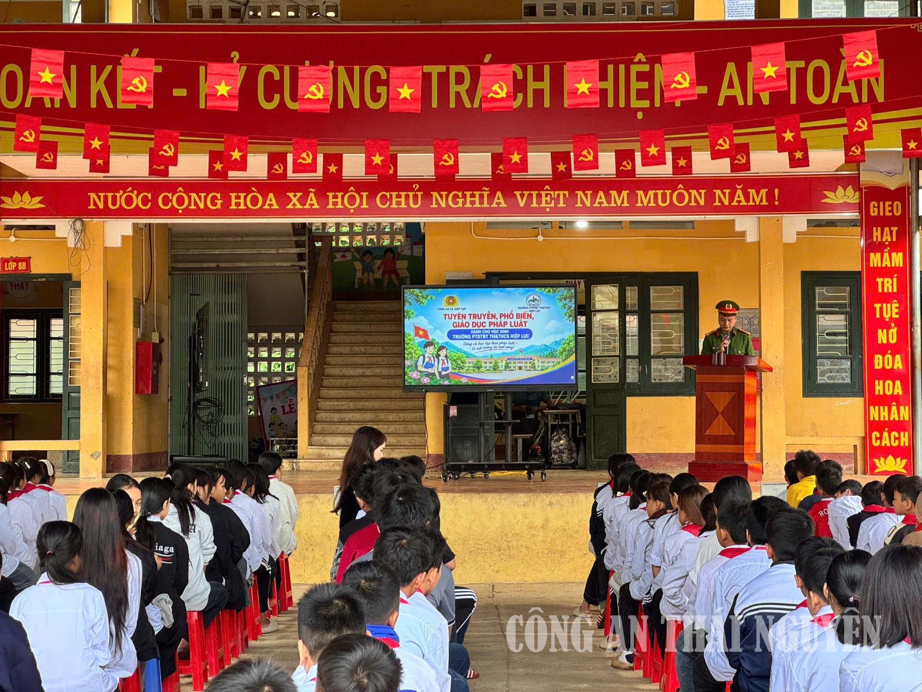 Tuyên truyền tại trường Hiệp Lực