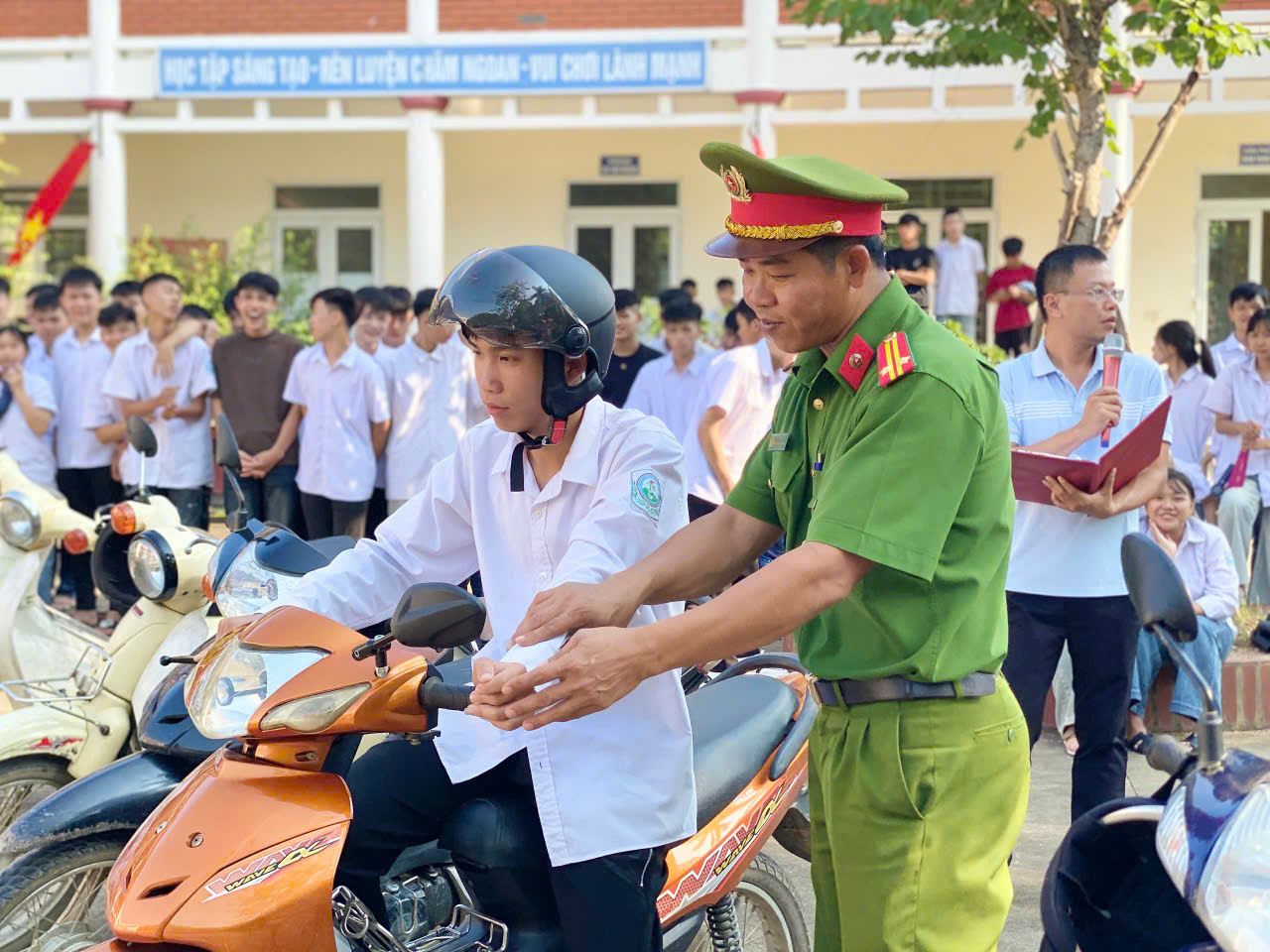 Công an xã La Hiên hướng dẫn kỹ năng lái xe an toàn cho học sinh