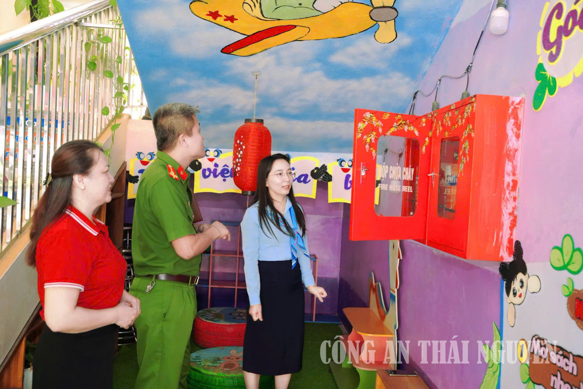 Công an xã Văn Hán kiểm tra công tác phòng cháy, chữa cháy tại các trường học.