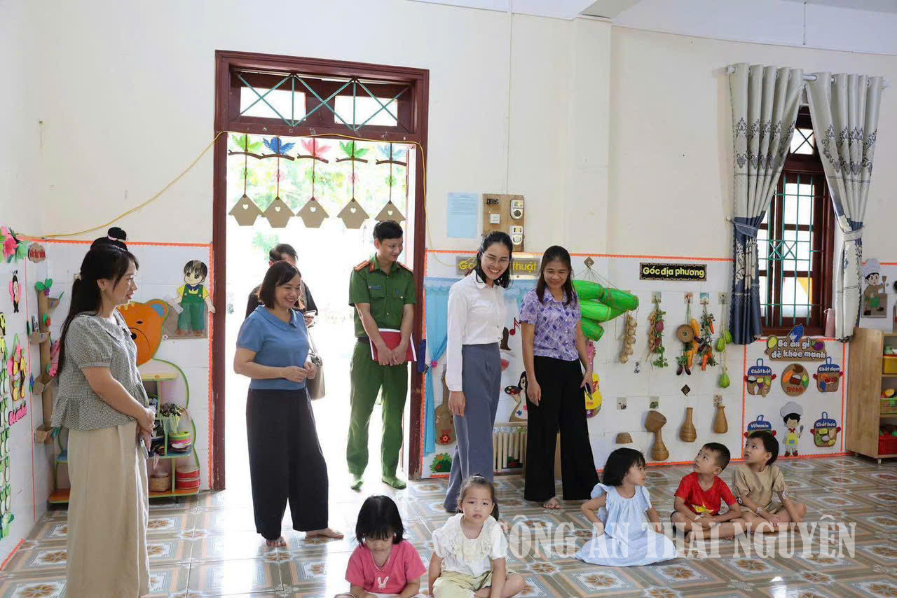 Công an xã Văn Lang phối hợp kiểm tra công .tác chuẩn bị năm học 2026 - 2027