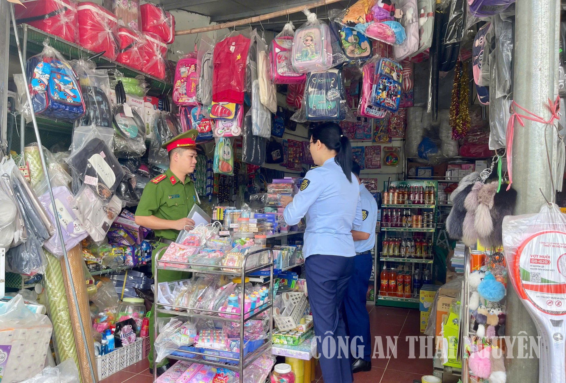 Công an xã phối hợp cùng Đội Quản lý thị trường số 7 kiểm tra tại hộ kinh doanh trên địa bàn.