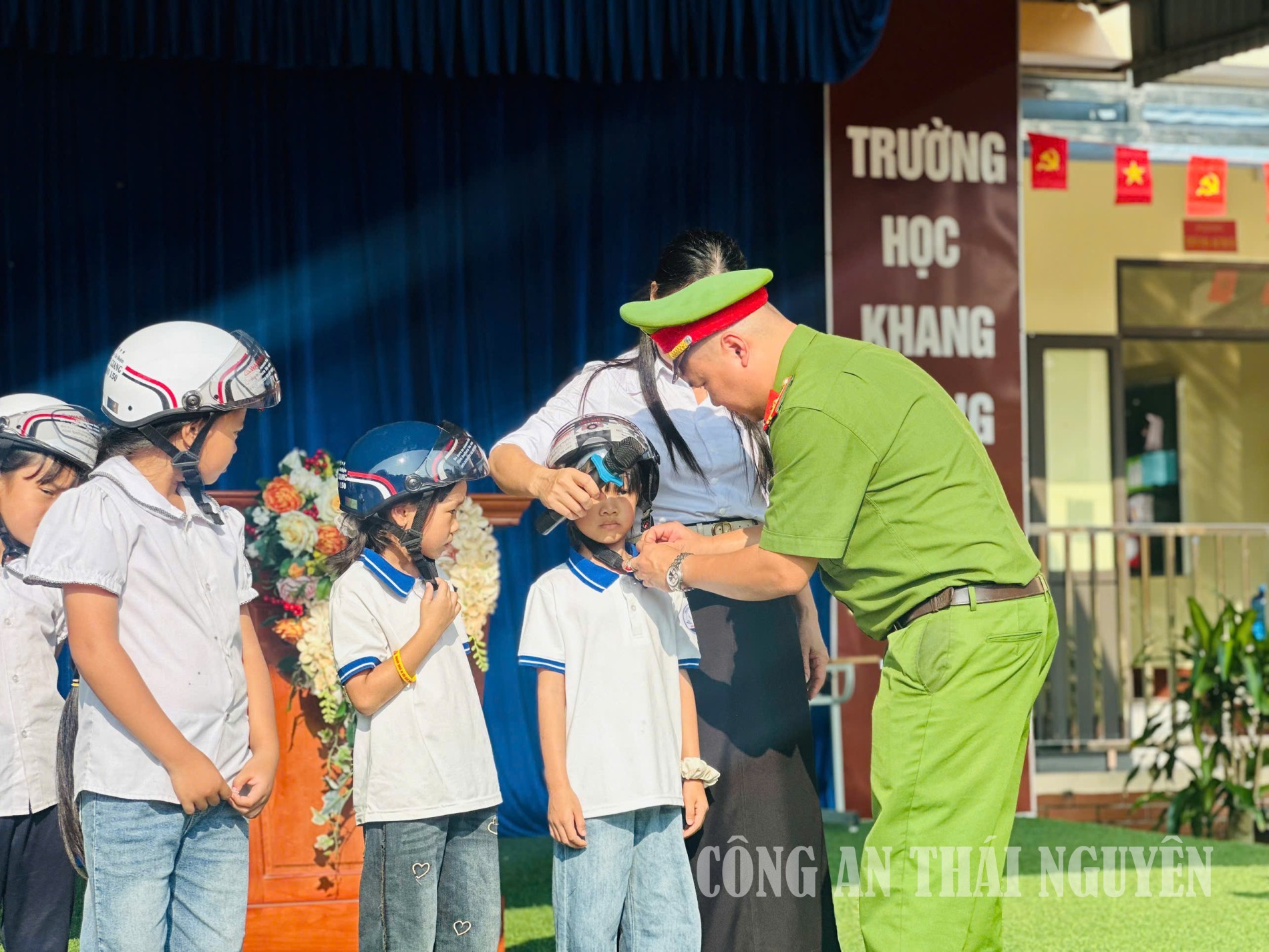 Nâng cao ý thức chấp hành pháp luật về trật tự, an toàn giao thông cho học sinh.