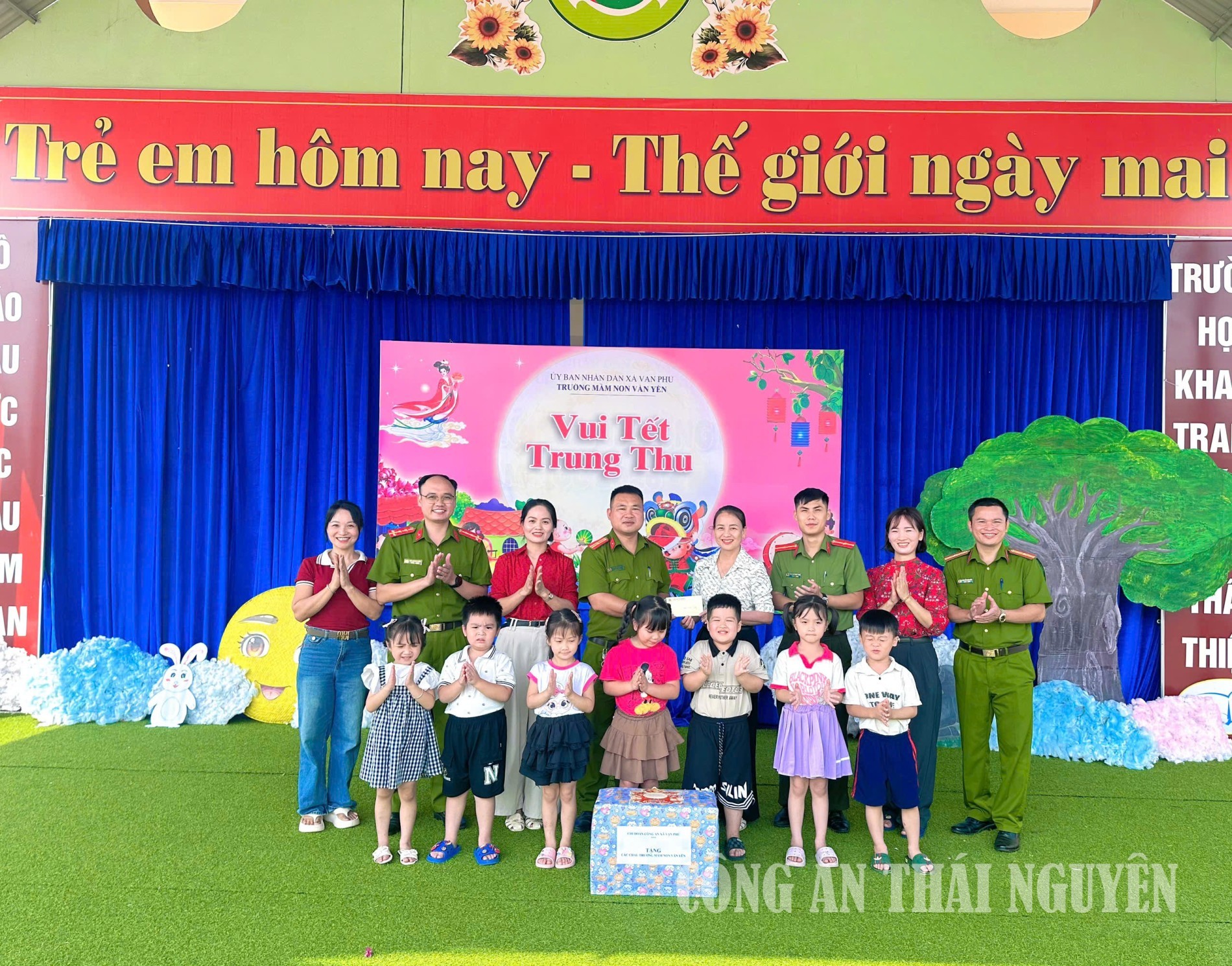 Công an xã Vạn Phú tặng quà Trung thu cho thiếu nhi.