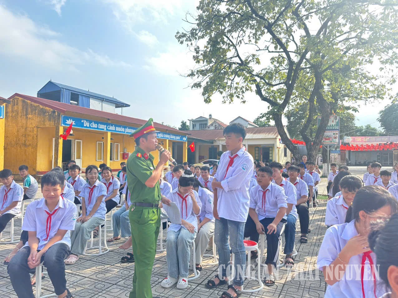 Tuyên truyền pháp luật cho học sinh tại xã Vạn Phú.