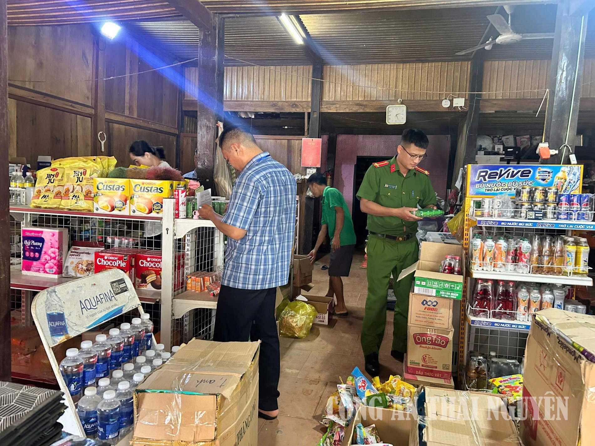 Công an xã Xuân Dương phối hợp kiểm tra bảo đảm an toàn vệ sinh thực phẩm