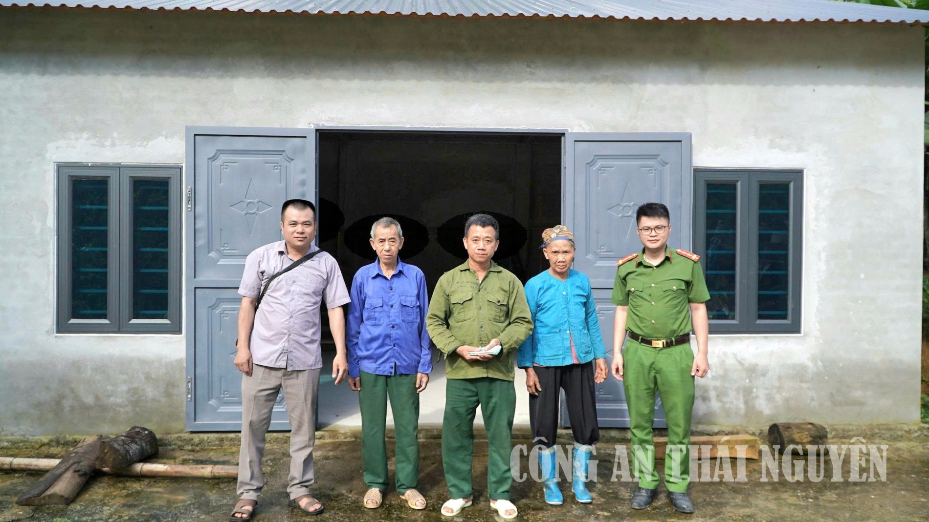 Đoàn công tác UBND xã trao kinh phí hỗ trợ nhà ở cho các hộ đã hoàn thành xây mới nhà ở.
