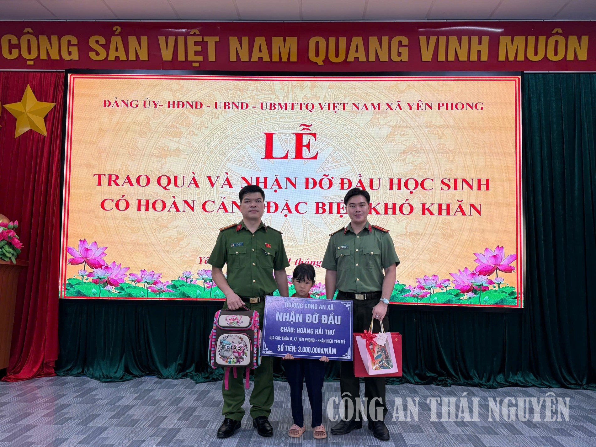 Chi đoàn Công an xã Yên Phong trao quà, nhận đỡ đầu học sinh có hoàn cảnh khó khăn.