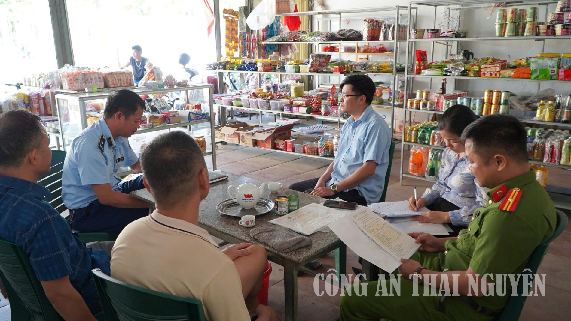 Lực lượng liên ngành phối hợp kiểm tra an toàn thực phẩm.