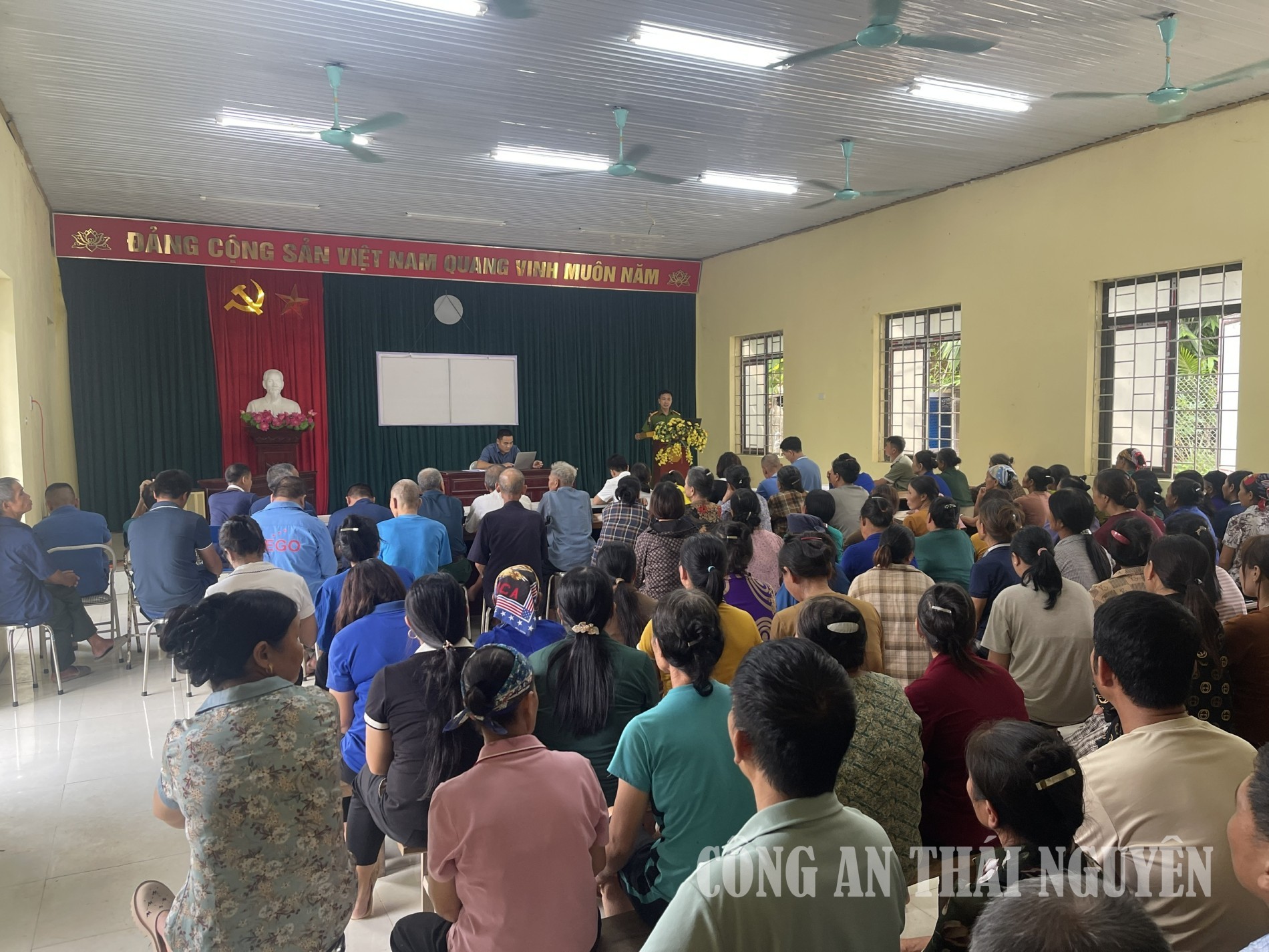 Công an xã Yên Phong tuyên truyền phòng, chống lừa đảo trên không gian mạng
