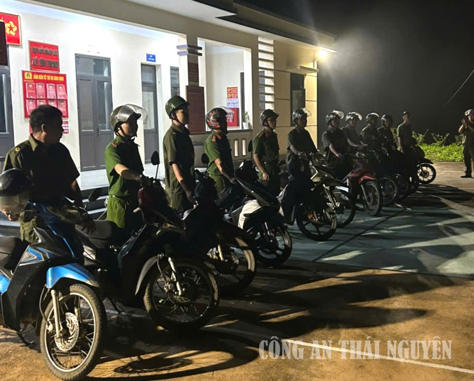 Công an xã cùng lực lượng tham gia bảo vệ an ninh, trật tự ở cơ sở tuần tra trên địa bàn