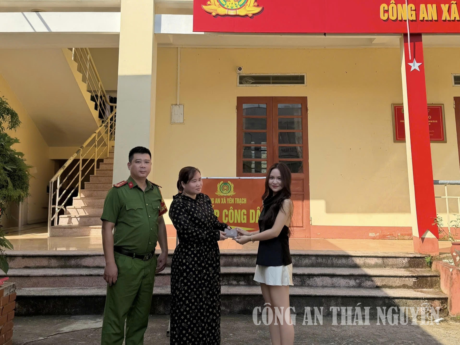 Công an xã Yên Trạch hỗ trợ người dân nhận lại tài sản đánh rơi.
