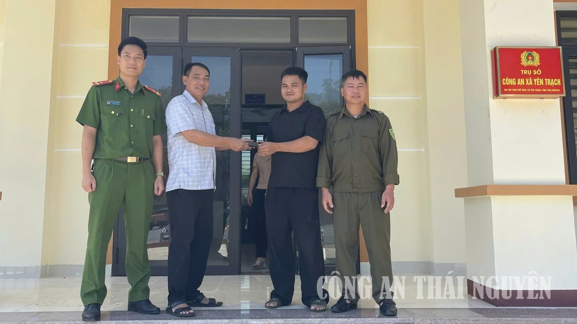 Công an xã trao trả tài sản bị bỏ quên trên xe buýt cho công dân.