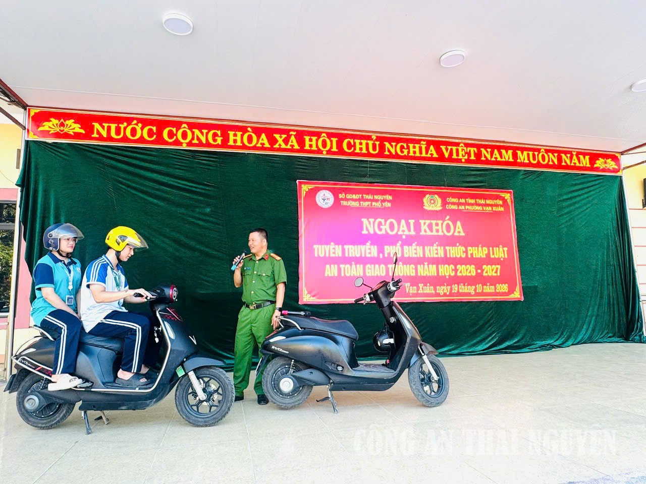 Cán bộ Công an phường tuyên truyền phổ biến kiến thức pháp luật về trật tự, an toàn giao thông đường bộ.