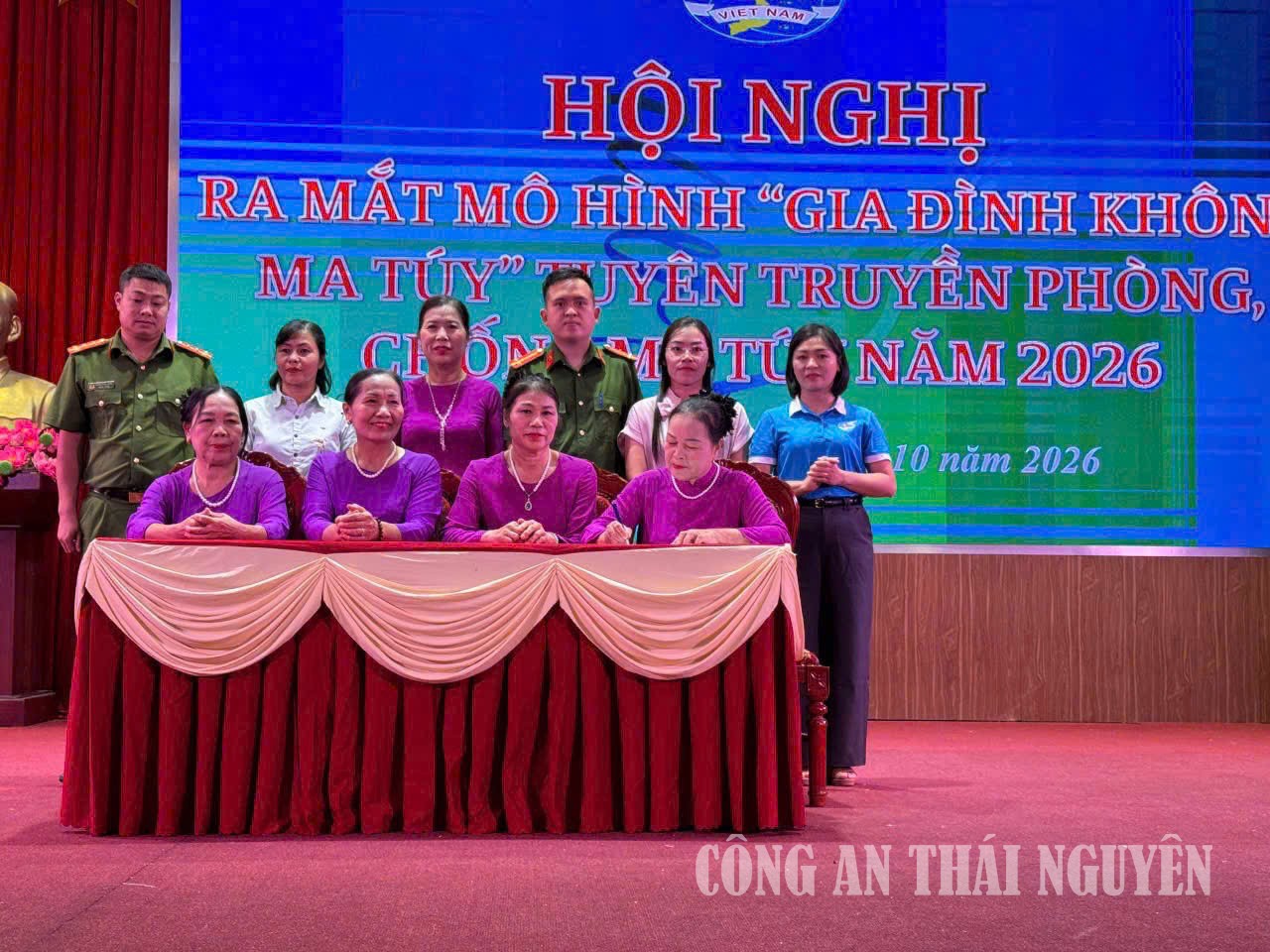 Tổ chức ký cam kết thực hiện mô hình "Gia đình không ma tuý"