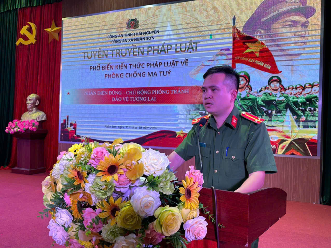 Cán bộ Công an xã Ngân Sơn tuyên truyền pháp luật về Phòng, chống ma tuý.