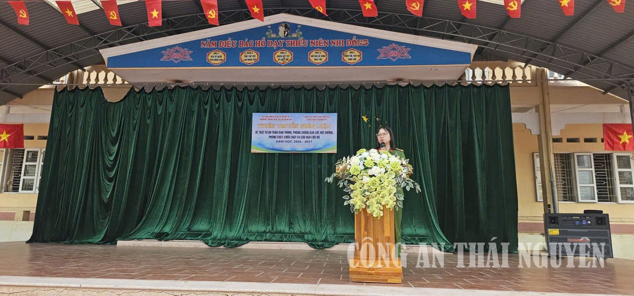 Cán bộ Công an xã tuyên truyền pháp luật.