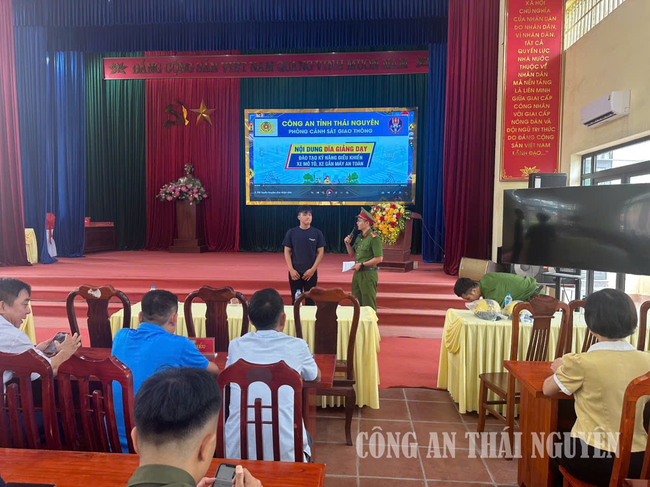 Cán bộ Công an xã Điềm Thụy tuyên truyền, hướng dẫn các quy định và kỹ năng tham gia giao thông an toàn cho người dân, đoàn viên, thanh niên và học sinh