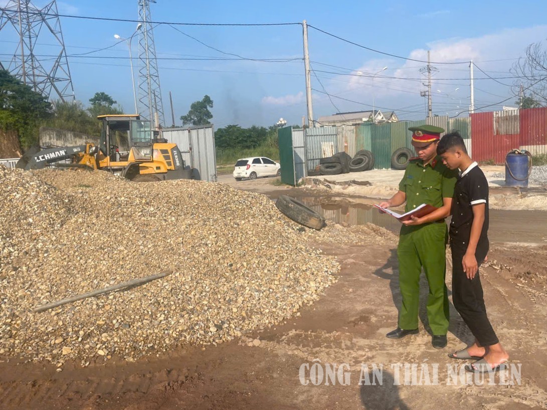 Công an phường Bách Quang tuyên truyền đến các hộ kinh doanh, kho bãi vật liệu xây dựng