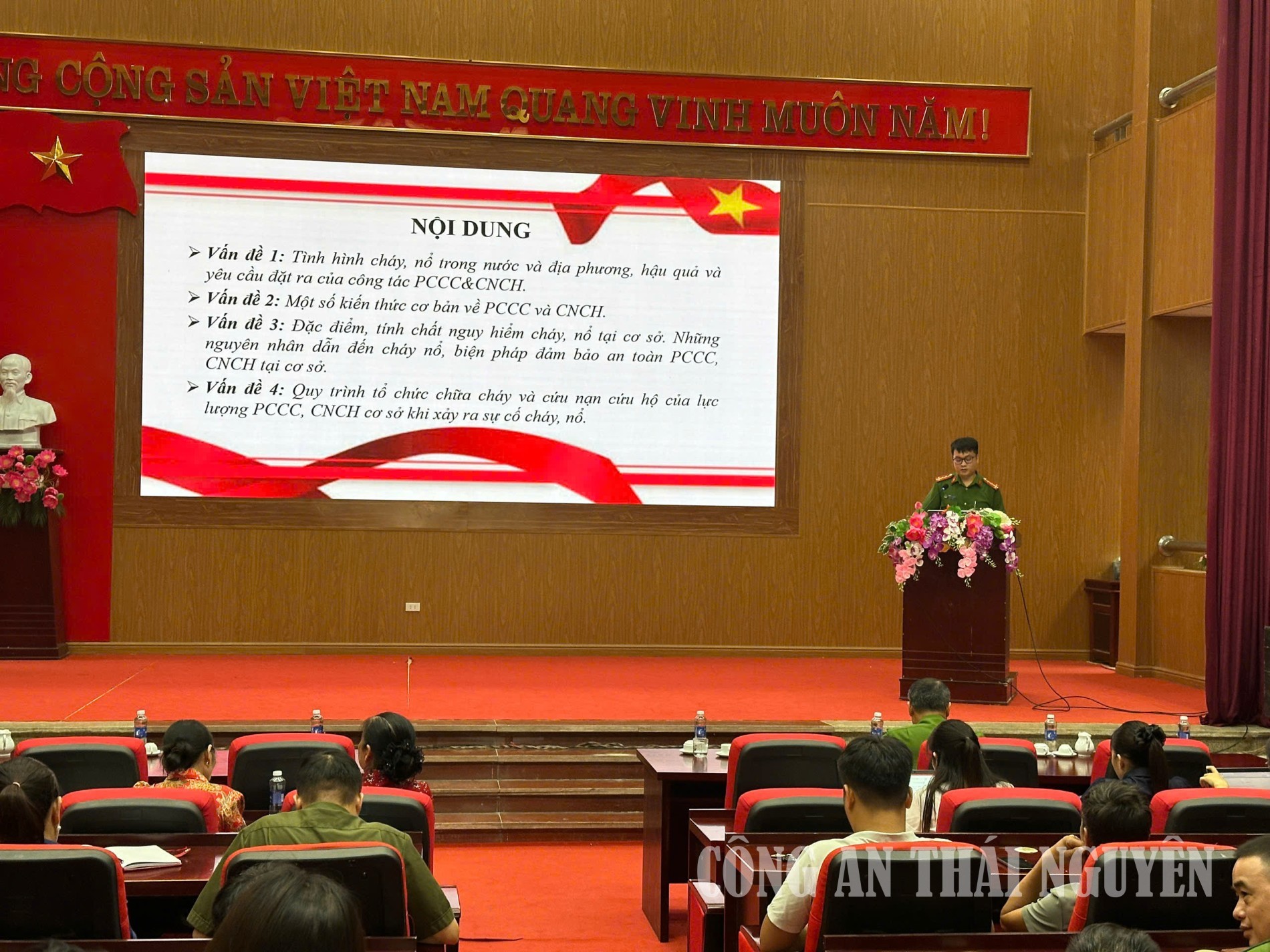Cán bộ Phòng Cảnh sát PCCC và CNCH truyền đạt những kiến thức cơ bản về công tác phòng cháy, chữa cháy và cứu nạn, cứu hộ cho các học viên