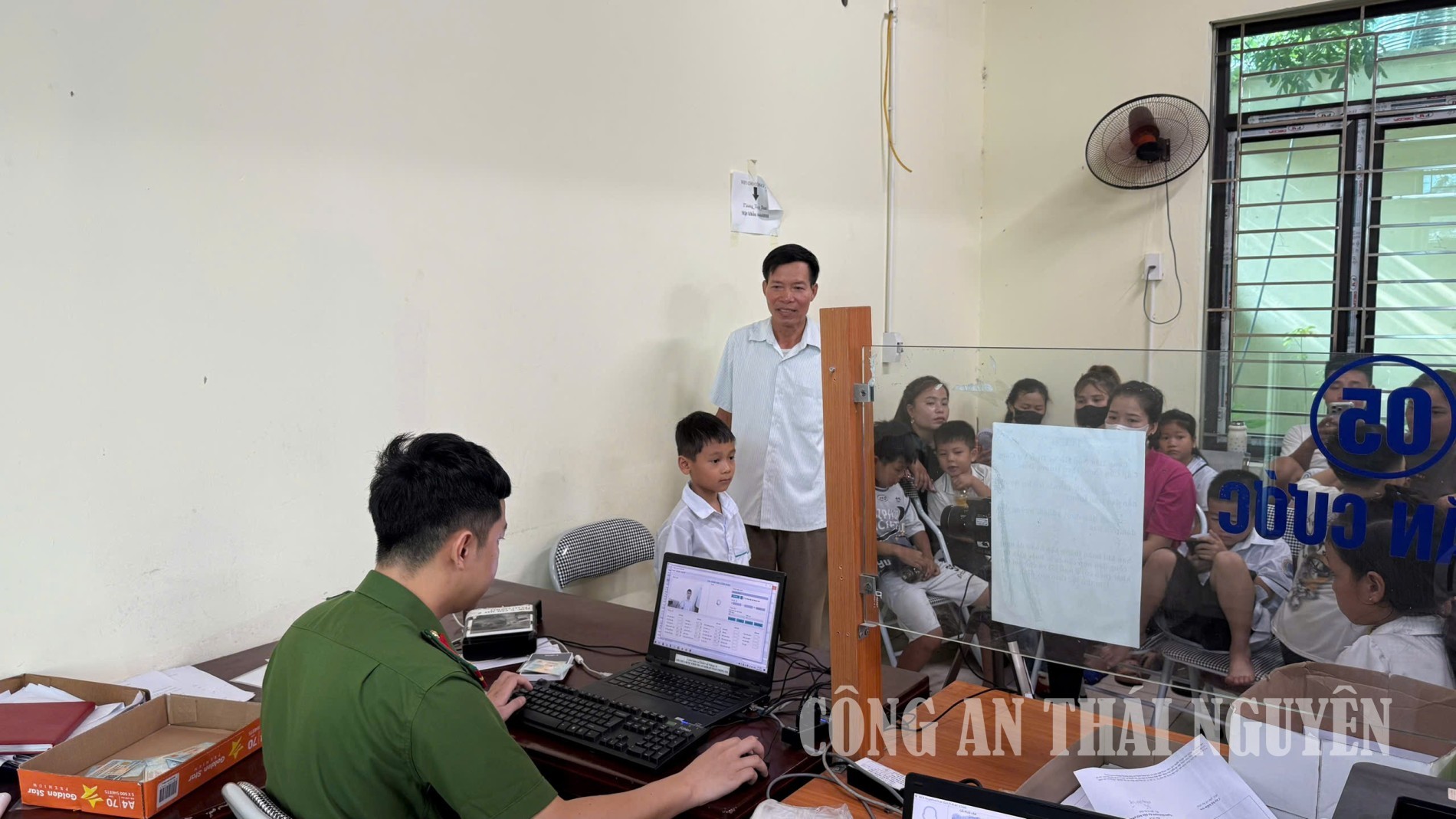Công an xã làm thủ tục cấp căn cước, tài khoản định danh điện tử cho trẻ trên 6 tuổi