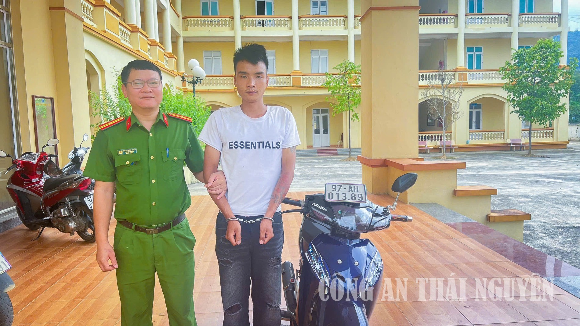 Đối tượng Triệu Quang Tùng cùng tang vật tại cơ quan Công an.