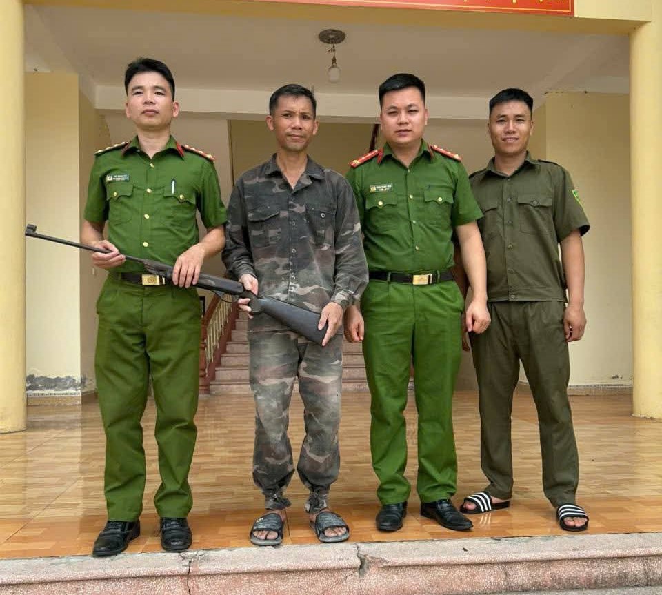 Hình ảnh Công an xã tiếp nhận vũ khí do người dân tự nguyện giao nộp