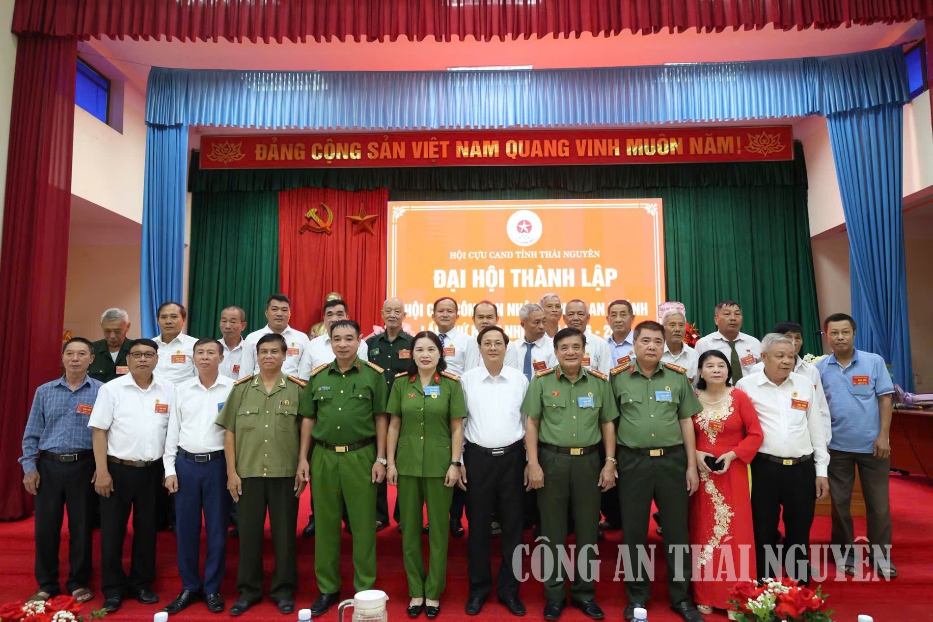 Hội Cựu CAND xã An Khánh chụp ảnh lưu niệm cùng các đại biểu