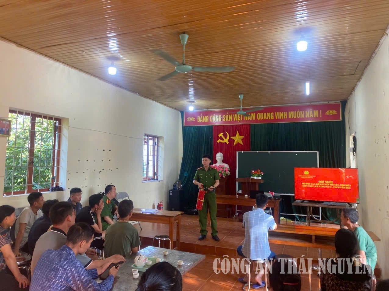 Công an xã tuyên truyền, hướng dẫn phòng cháy, chữa cháy và cứu nạn, cứu hộ cho Nhân dân thôn Cao Bắc