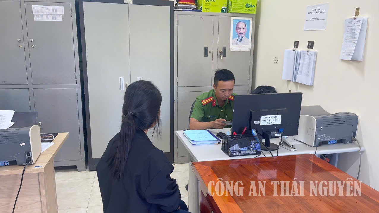 Công an xã Bằng Vân hướng dẫn công dân thực hiện thủ tục đăng ký xe mô tô trên Cổng dịch vụ công