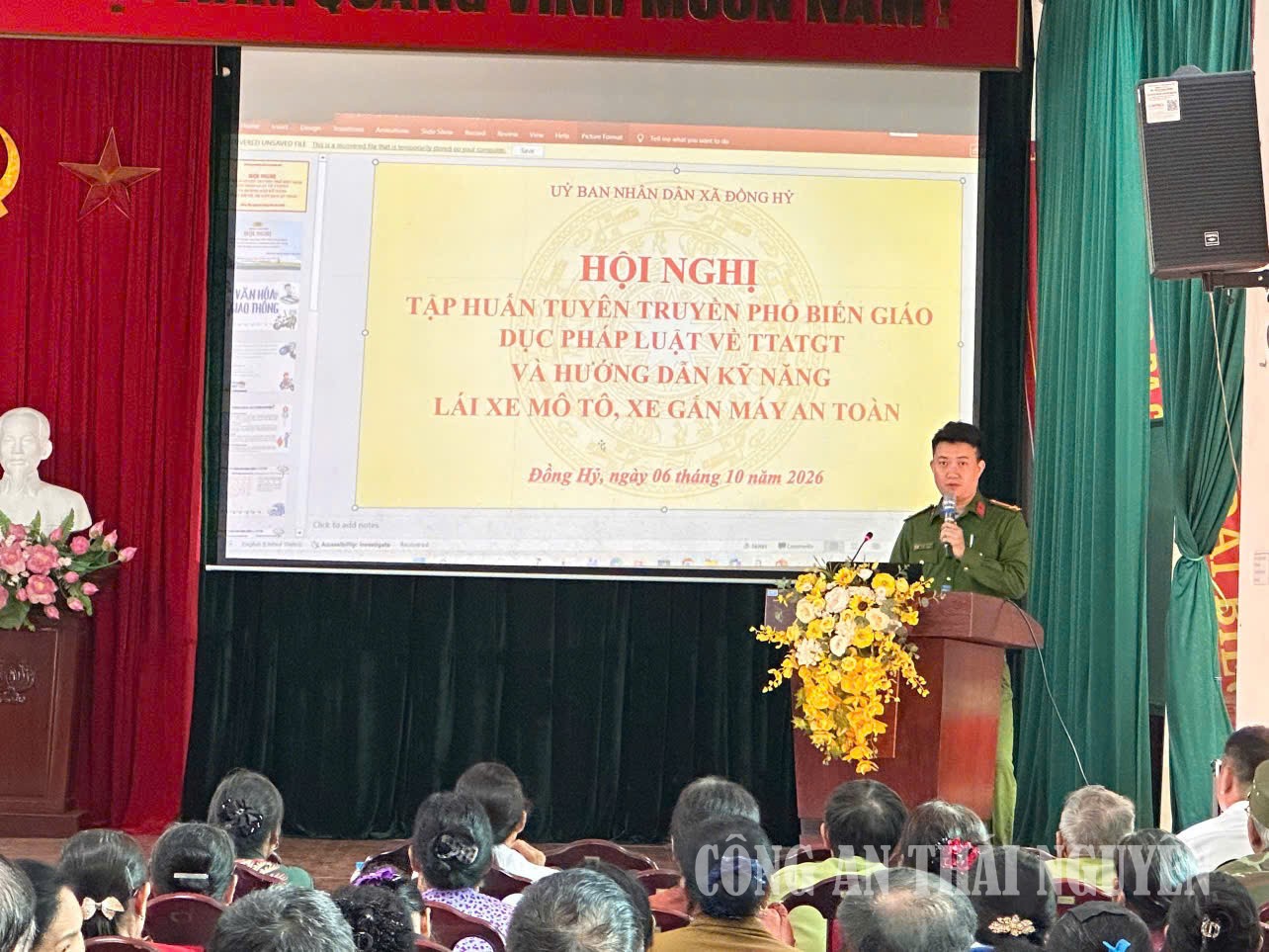 Công an xã tuyên truyền các quy định của pháp luật về trật tự an toàn giao thông.