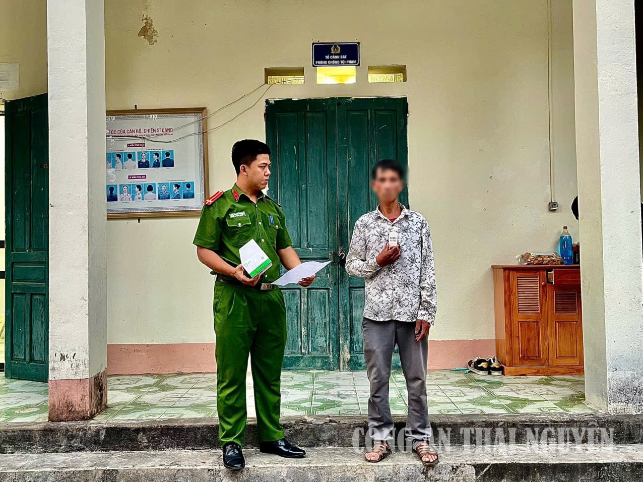 Cán bộ Công an xã tiến hành kiểm tra, xét nghiệm chất ma túy đối với đối tượng nghiện