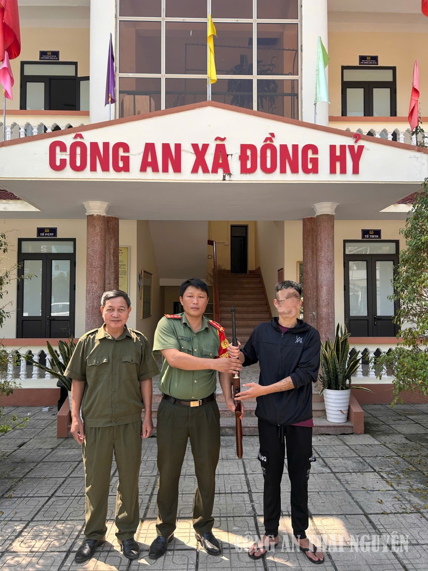 Công dân giao nộp vũ khí tại Công an xã